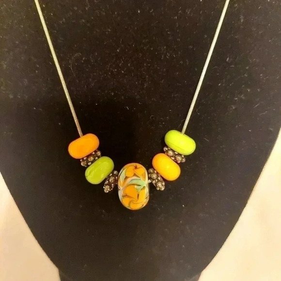 925 Silver chain with Lampwork Glass Bead Necklace in Shades of orange and green - Picture 2 of 6